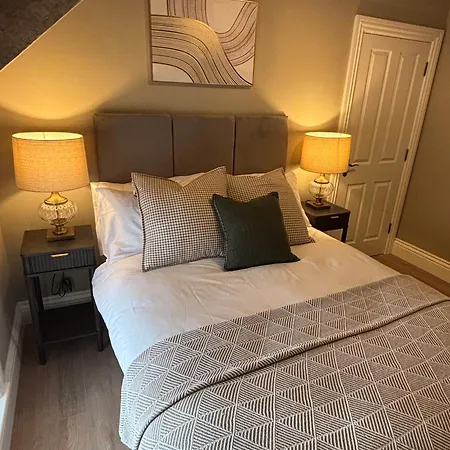Jb O Sheas Self Catering Pub *