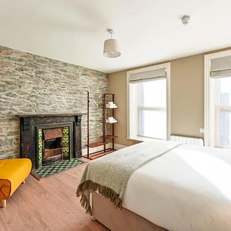 Jb O Sheas Self Catering Pub *