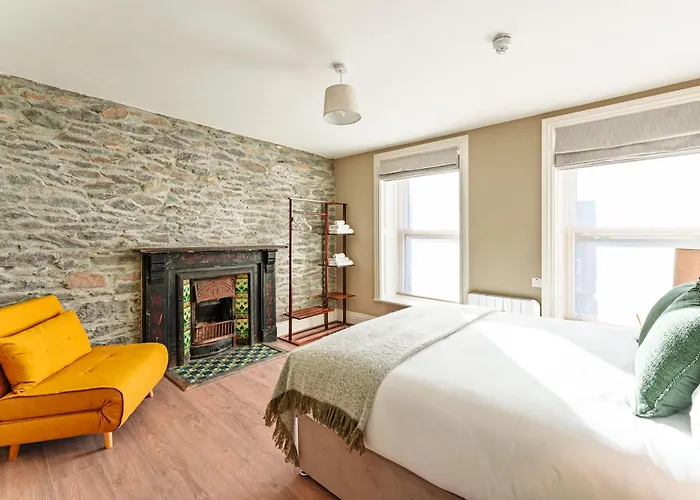 Jb O Sheas Self Catering Pub *